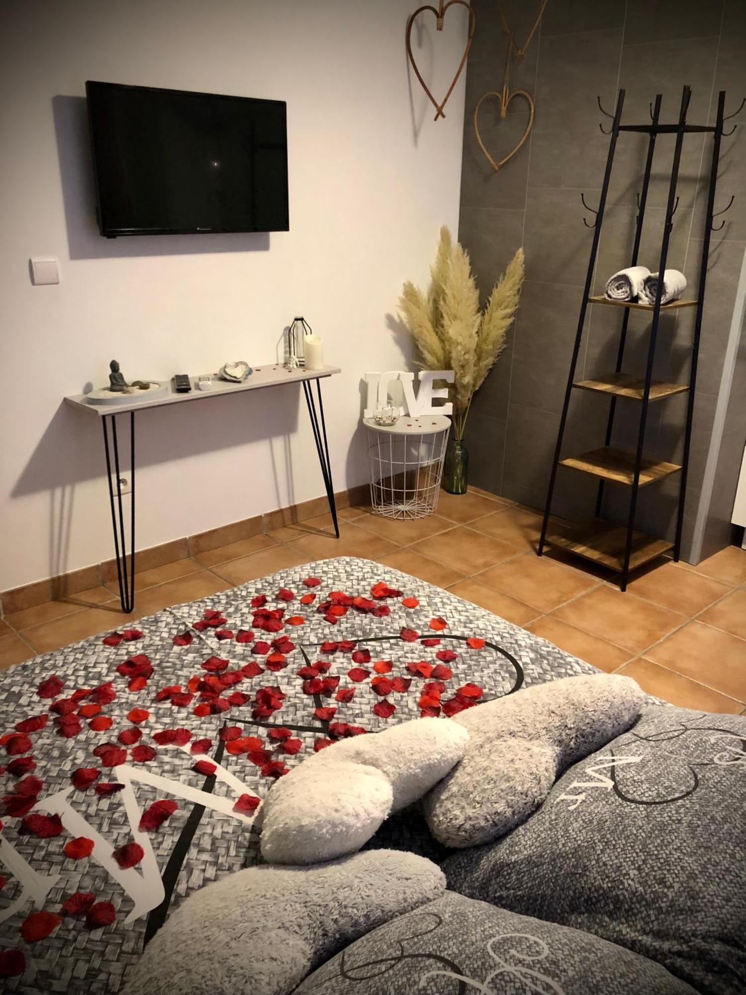 Une Pause Douceur - Suite Orchidee Eyguieres Exterior photo